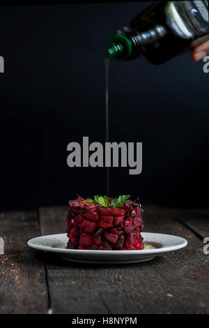 Vinaigrette à salade sur un fond sombre pour la sauce. Banque D'Images