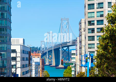 Le téléobjectif vue vers le bas de la rue Harrison Bay Bridge tours et bâtiments résidentiel appartement à l'île au trésor sur sunny s Banque D'Images