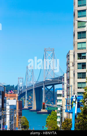 Le téléobjectif vue vers le bas de la rue Harrison Bay Bridge tours et bâtiments résidentiel Appartement à Treasure Island Banque D'Images