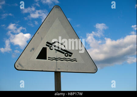 Panneau routier montrant une voiture roulant dans l'eau Banque D'Images