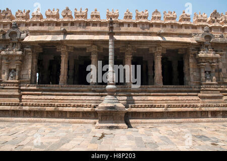 Flagpost et pilier 100 Maha-mandapa, Temple d'Airavatesvara, Darasuram, Tamil Nadu, Inde. Vue depuis l'Est. Banque D'Images