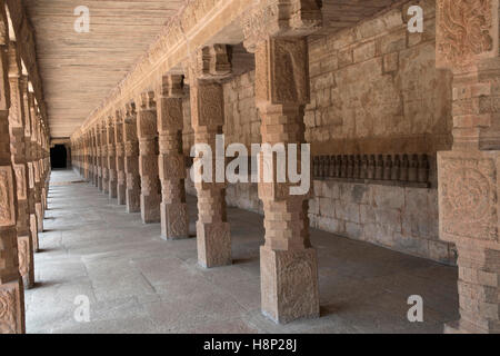 Piliers sculptés et saints Shivaïtes sur le mur nord du cloître, du complexe du temple d'Airavatesvara, Darasuram, Tamil Nadu, Inde. Banque D'Images