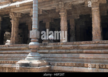 Flagpost et pilier 100 Maha-mandapa, Temple d'Airavatesvara, Darasuram, Tamil Nadu, Inde. Vue depuis le nord-est. Banque D'Images