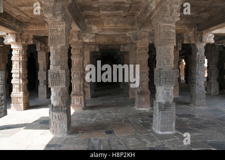 Piliers intérieurs représentant histoires mythologiques, agra-mandapa, Temple d'Airavatesvara, Darasuram, Tamil Nadu, Inde. Banque D'Images