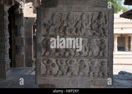 Siva-Parvati La sculpture représentant la procession du mariage, piliers intérieurs, agra-mandapa, Temple d'Airavatesvara, Darasuram, Tamil Nadu, Banque D'Images