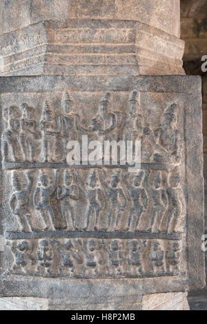 Sculpture représentant le mariage de Kartikeya avec Pongi ou Valli, piliers intérieurs, agra-mandapa, Temple d'Airavatesvara, Darasuram, tamoul Banque D'Images