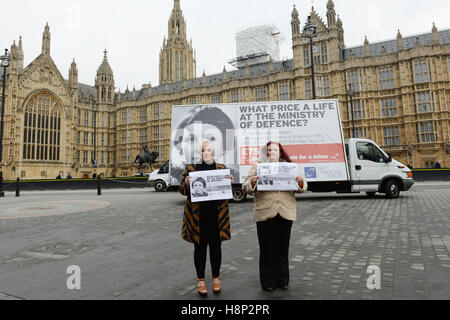 Christine Quinn (à gauche) et Roberta O'Neil, les filles de Christopher Quinn, en face d'une affiche à Westminster, Londres mettant en lumière la façon dont ils ont été traités à la suite de l'assassinat de leurs proches par des soldats britanniques. Banque D'Images