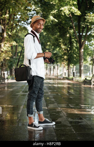 Noir au parc. avec chapeau et appareil photo Banque D'Images