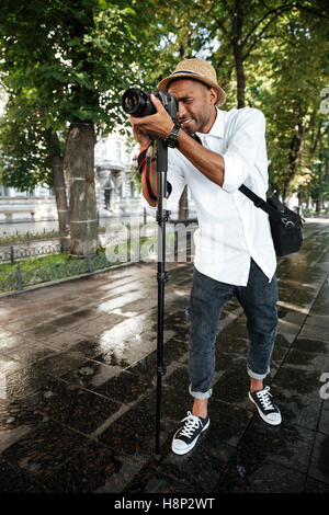 Jeune homme noir en parc. pleine longueur avec la caméra. Banque D'Images