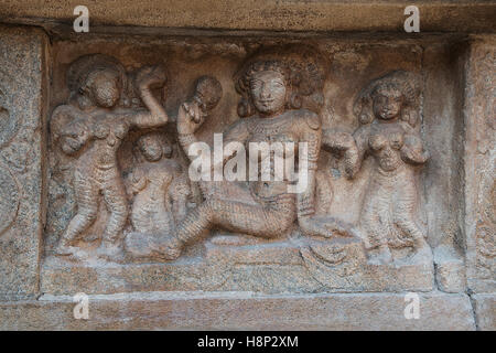 Représentant des motifs darpan sundari, soubassement d'agra-mandapa, Temple d'Airavatesvara, complexe Darasuram, Tamil Nadu, Inde. Banque D'Images