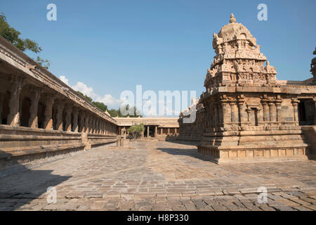 Pilier-cloître et Chandykesvara temple, côté nord, Temple d'Airavatesvara, complexe Darasuram, Tamil Nadu, Inde. Banque D'Images