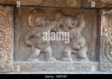 Panneau représentant différend entre mari et femme, base de mandapa, complexe du temple d'Airavatesvara, Darasuram, Tamil Nadu, Inde. Banque D'Images