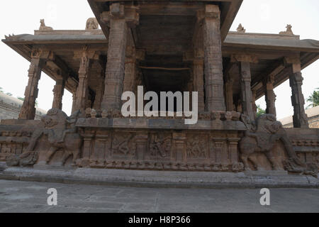 Décoration de balustrade yeli riders, motifs, Deivanayaki Amman de culte, à proximité de Temple d'Airavatesvara, Darasuram, Tamil Nadu, Banque D'Images