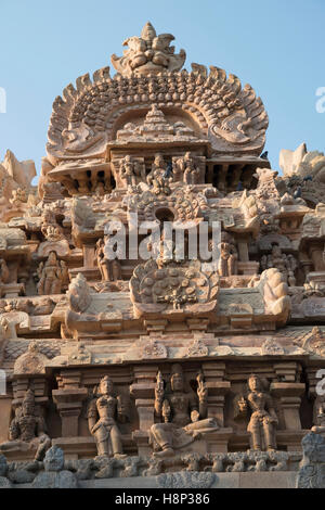 Sur les sculptures, Deivanayaki Gopura Amman culte, adjacent au Temple d'Airavatesvara, Darasuram, Tamil Nadu, Inde. Vue depuis l'Ouest. Banque D'Images