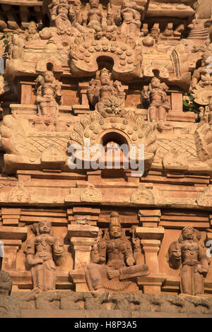 Sur les sculptures, Deivanayaki Gopura Amman culte, adjacent au Temple d'Airavatesvara, Darasuram, Tamil Nadu, Inde. Vue depuis l'Ouest. Banque D'Images