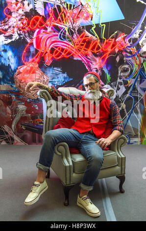 EDITORIAL N'utilisez que du modèle français Philippe Dumas est dévoilé comme "hip" Nic, Canary Wharf est une version moderne des traditionnels le St Nicolas dans le cadre de leur pop-up Santa's Grotto pour adultes de Jubilé Place à Canary Wharf, Londres. Banque D'Images