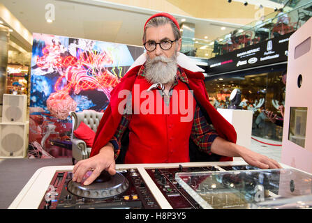 Le modèle français Philippe Dumas est dévoilé comme 'Hip NIC', l'approche moderne de Canary Wharf sur le traditionnel Saint Nicholas dans le cadre de leur grotte pop-up Santa pour les adultes à Jubilee place à Canary Wharf, Londres. Banque D'Images