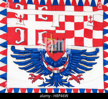 Drapeau tricolore à Belgrade, Serbie, avec des représentations d'un cochon, une croix et un aigle. Banque D'Images