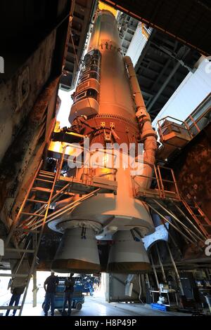L'Alliance Lancement fusée Atlas V première étape est soulevé dans la position verticale en préparation pour le lancement d'un satellite géostationnaire opérationnel d'étude de l'environnement à la base aérienne de Cap Canaveral Space Launch Complex 41 Installation de l'intégration verticale, 24 octobre 2016 à Cape Canaveral, en Floride. Banque D'Images