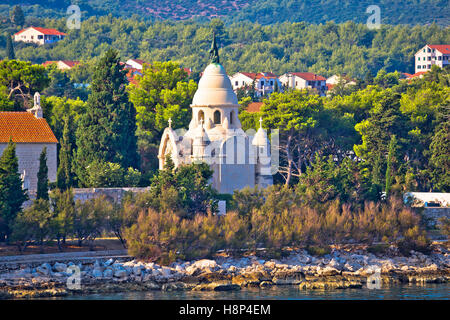 Mausolée de Supetar vue sur la mer, île de Brac, Dalmatie, Croatie Banque D'Images