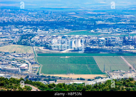 Vue de la zone industrielle dans la baie de Haïfa, avec les raffineries. Vu de l'Université d'Haïfa. Haïfa dans le Nord d'Israël Banque D'Images