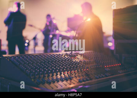 Sonorisateur travaillant sur la console de mixage dans la salle de concert. Banque D'Images