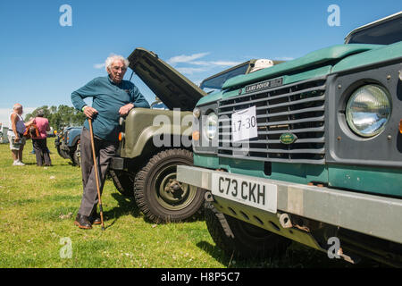 L'Angleterre, dans le Yorkshire - homme posant avec son Land Rover qui s'affiche actuellement à la vapeur, un rallye Masham antiquités pour de vieux tract Banque D'Images