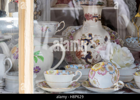 Royaume-uni, Angleterre, dans le Yorkshire, Richmond - Un regard sur les tasses théières, beaux et à l'intérieur d'une boutique d'antiquités dans la fenêtre la ville de Ri Banque D'Images