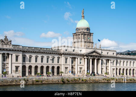 Dublin, Irlande- Le Custom House, néoclassique du xviiie siècle, à Dublin, Irlande, qui abrite le ministère du logement. Banque D'Images