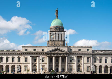 Dublin, Irlande- Le Custom House, néoclassique du xviiie siècle, à Dublin, Irlande, qui abrite le ministère du logement. Banque D'Images