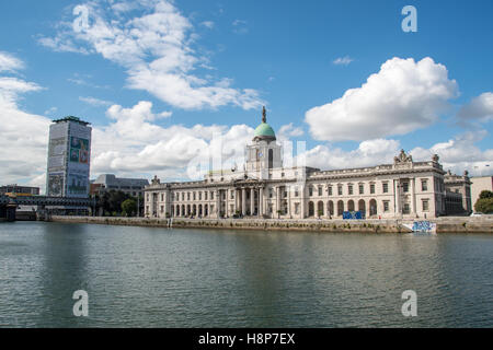 Dublin, Irlande- Le Custom House, néoclassique du xviiie siècle, à Dublin, Irlande, qui abrite le ministère du logement. Banque D'Images