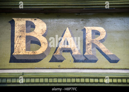 Dublin, Irlande- signe un bar dans la ville de Dublin, la capitale de la République d'Irlande située sur la côte est de l'Irlande. Banque D'Images