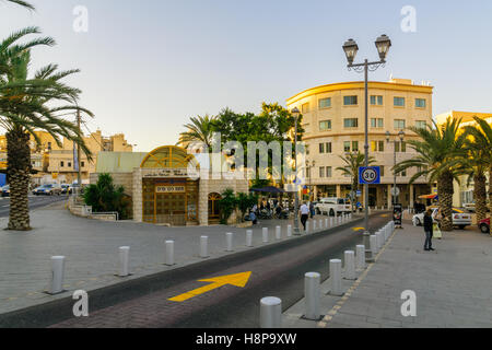 Haïfa, Israël - 08 décembre 2015 : Scène de la place de Paris, et son métro (Carmelit), avec les habitants et les touristes. C'est l'un Banque D'Images