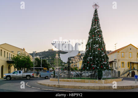 Haïfa, Israël - Décembre 08, 2015 : la colonie allemande, décorée pour les fêtes, avec les jardins de Bahai et culte dans le backg Banque D'Images