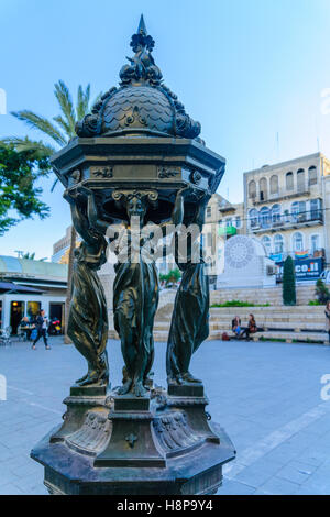 Haïfa, Israël - 08 décembre 2015 : Scène de la place de Paris, avec les habitants et les touristes. C'est l'une des principales places commerciales Banque D'Images