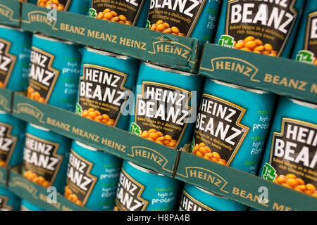 Boîtes de baked beans Heinz dans les supermarchés Banque D'Images