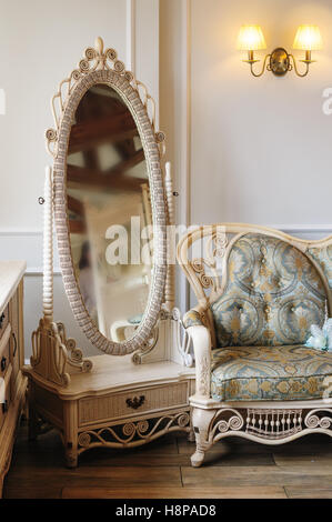 Beau blanc en miroir intérieur chambre à coucher de luxe Banque D'Images