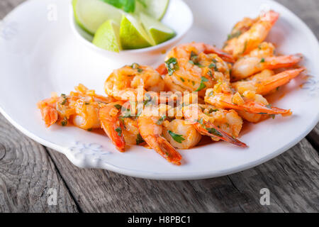 Sauté de crevettes servi sur la plaque avec de la chaux Banque D'Images