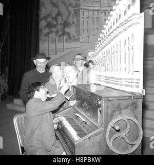 Le Crazy Gang prendre part à une répétition générale pour leur nouveau spectacle Clown à l'Bijoux Victoria Palace, Londres. Banque D'Images