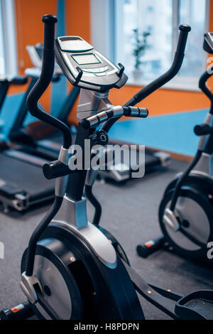 Vélo d'exercice dans la salle de sport Banque D'Images