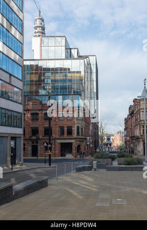 Zone piétonne et immeubles de bureaux du quartier d'affaires de Birmingham dans la rue de l'Église Banque D'Images