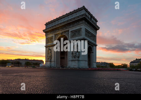 Arc de Triomphe et des Champs Elysées, les points de repère dans le centre de Paris, au coucher du soleil. Paris, France Banque D'Images