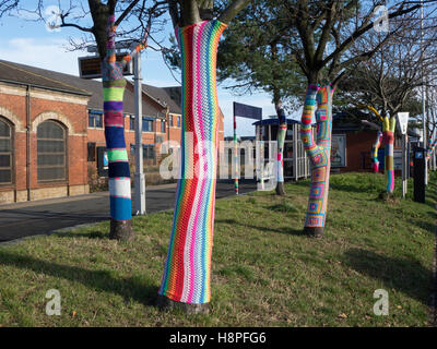 Bombardement de fils de lieu public de décoration avec des objets tricotés ici à Redcar arbres à la Gare de Train Banque D'Images