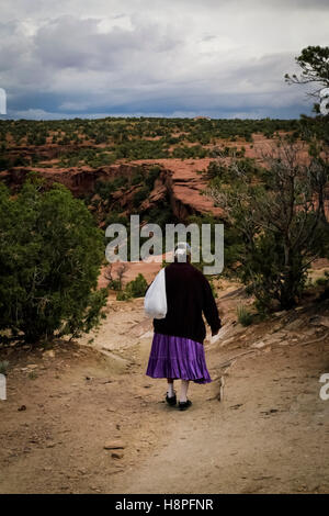 Canyon de Chelly, Arizona, United States. La Nation navajo. Personnes âgées femme Navajo retourne à son accueil sur le canyon. Banque D'Images