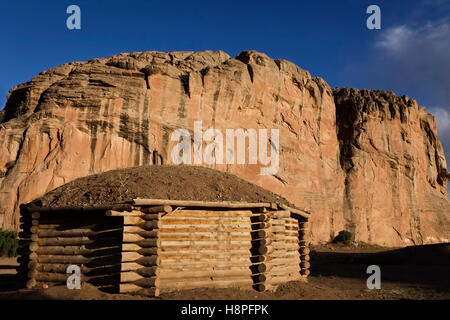 Window Rock, Arizona, USA. Capitale de la Nation Navajo. Hogan traditionnel. Banque D'Images