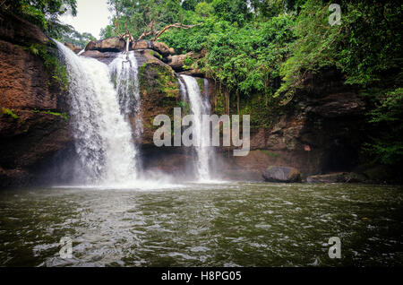 Heo Suwat cascade dans le parc national Khao Yai Thaïlande Banque D'Images