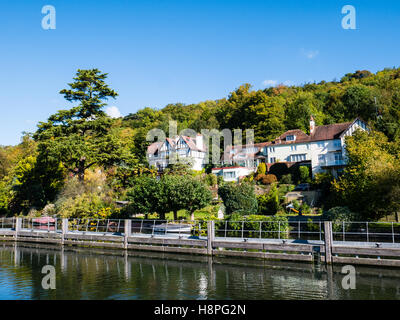 House on River Thames, Marsh Lock, Henley-on-Thames, Oxfordshire, Angleterre, ROYAUME-UNI, GB. Banque D'Images