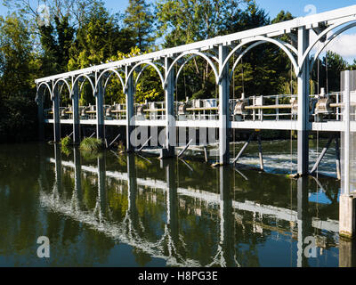 Marsh Lock, Weir, Tamise, Henley-on-Thames, Oxfordshire, Angleterre Banque D'Images