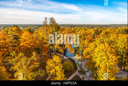 Autumn park à Cesis, Lettonie Banque D'Images