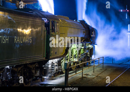 Nouvelle construction LNER Classe A1 au poivre 60163 locomotive à vapeur Tornado au repos dans la nuit au dessus de la fosse à Bewdley sur les RES Banque D'Images